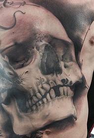 wzór tatuażu na klatce piersiowej czarny szary realistyczny tatuaż