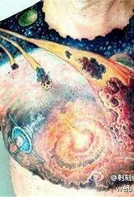 modello di tatuaggio stellato color petto
