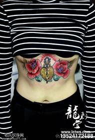 sotto il petto del motivo del tatuaggio con lucchetto rosa