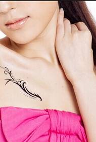 清纯 Foto di tatuaggi di fiori di vite belli e freschi di petto di ragazza