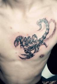 tattoo ຜູ້ຊາຍຫນ້າເອິກເດັ່ນ