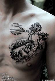 mali uzorak tetovaže morskog psa na prsima