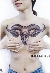alpakas tetovējuma raksts uz krūtīm