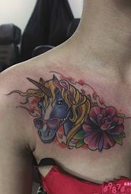 unicorno di occhiali da sole creativi immagine tatuaggio clavicola