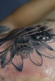 delicate lotus tattoo-patroon op de borst