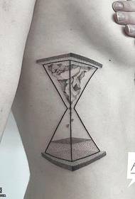 thoracic three-dimensional nga pattern sa tattoo sa hourglass