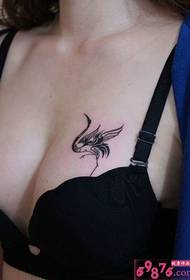 photo sexy de tatouage de la grue à couronne rouge de la poitrine