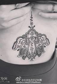 motif de tatouage de lotus sous la poitrine