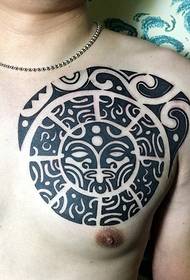 tatuagem de totem de personalidade no peito mostra gosto masculino