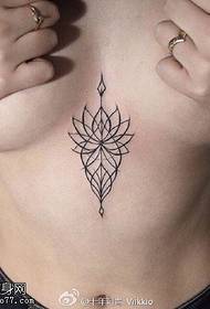 brystprik lotus tatoveringsmønster