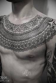 Dekorative Tattoo Muster op der Këscht