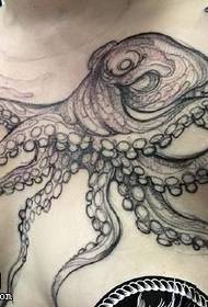 grouss Kraken Tattoo Muster op der Këscht