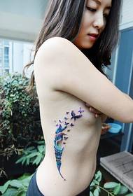 Izsmalcināts skaists tauriņa spalvu tetovējums