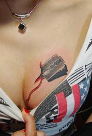 Il tatuaggio 3D sul petto è molto personale!