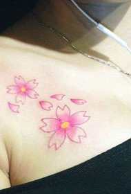 소녀 쇄골 아름다운 분홍색 벚꽃 문신