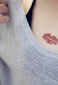 patrón de tatuaxe de labios vermellos no peito peito