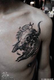 disegno del tatuaggio dell'osso bovino con petto rotto