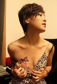 ljepota na prsima zavodljiva tetovaža