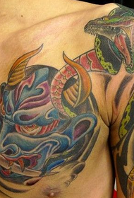 Tatuaggio moda uomo prajna sul petto