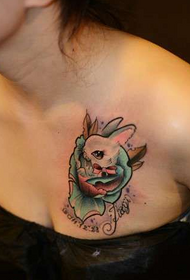 ljepota slatka cvjetna zečja tetovaža klavikula