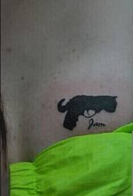 pistoletë bukurie në modelin e tatuazhit në gjoksin e tatuazhit