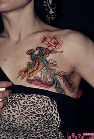 chica pecho fuego Phoenix tatuaje patrón foto