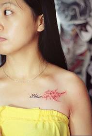 Immagine fresca del modello del tatuaggio della clavicola del pesce rosso della linea inglese
