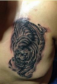 asmeninė krūtinė, kurioje dominuoja juodos pilkos spalvos tigro tatuiruotės modelio nuotrauka