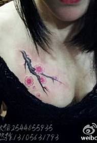 skaistuma krūtīs vilinošs plūmju ziedu tetovējums