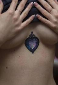 imagen de patrón de tatuaje de artesanías de diamantes caros en el pecho