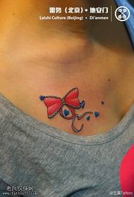 Patrón de tatuaje rojo bonito arco