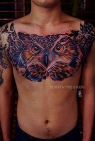 modello realistico del tatuaggio del gufo
