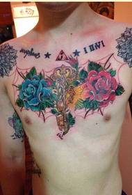 asmeninis vyriškas krūtinės raktas su rožių tatuiruote
