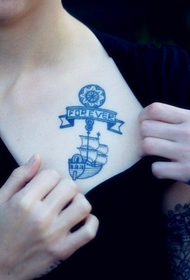 女生胸前的蓝色帆船纹身