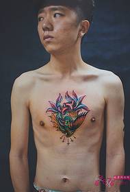 muž hrudník srdce oko kreatívne tetovanie obrázok