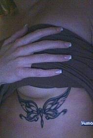 seductora chica pecho sexy mariposa tatuaje patrón foto