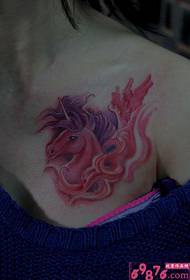 frumoasă poză tatuaj unicorn roșu