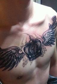 момчета предни гърди готино мода корона крила татуировка снимка