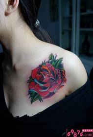 foto delicata del tatuaggio rosa sul petto