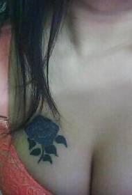 Gadis seksi dada mawar biru gambar pola tato