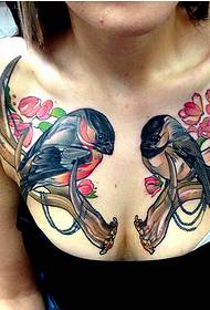 مثير الإناث الصدر مع اثنين من الوشم السنونو