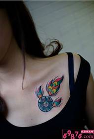 színes álomfogó mellkas tetoválás képe