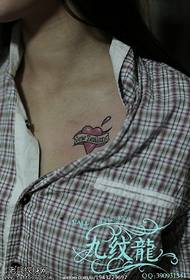 груди Свеж и једноставан узорак тетоваже у облику срца