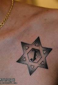 disegno del tatuaggio a stella a sei punte sul petto