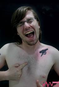 foto di tatuaggio di cannone clavicola straniera