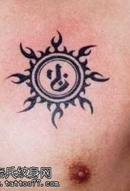 Modèle de tatouage Sun Sanskrit de la poitrine Totem