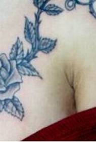 Mädchen Brust schöne Blume Rebe Rose Tattoo Bild