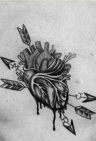 immagine raccomandata del modello del tatuaggio del cuore di personalità del petto maschile alla moda