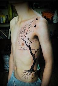 tatouage d'arbre totem très beau devant la poitrine