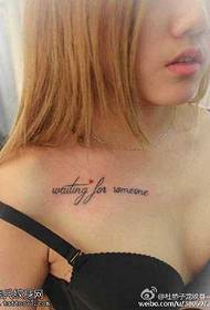 tentazione sexy sul petto di bellezza del modello di tatuaggio inglese